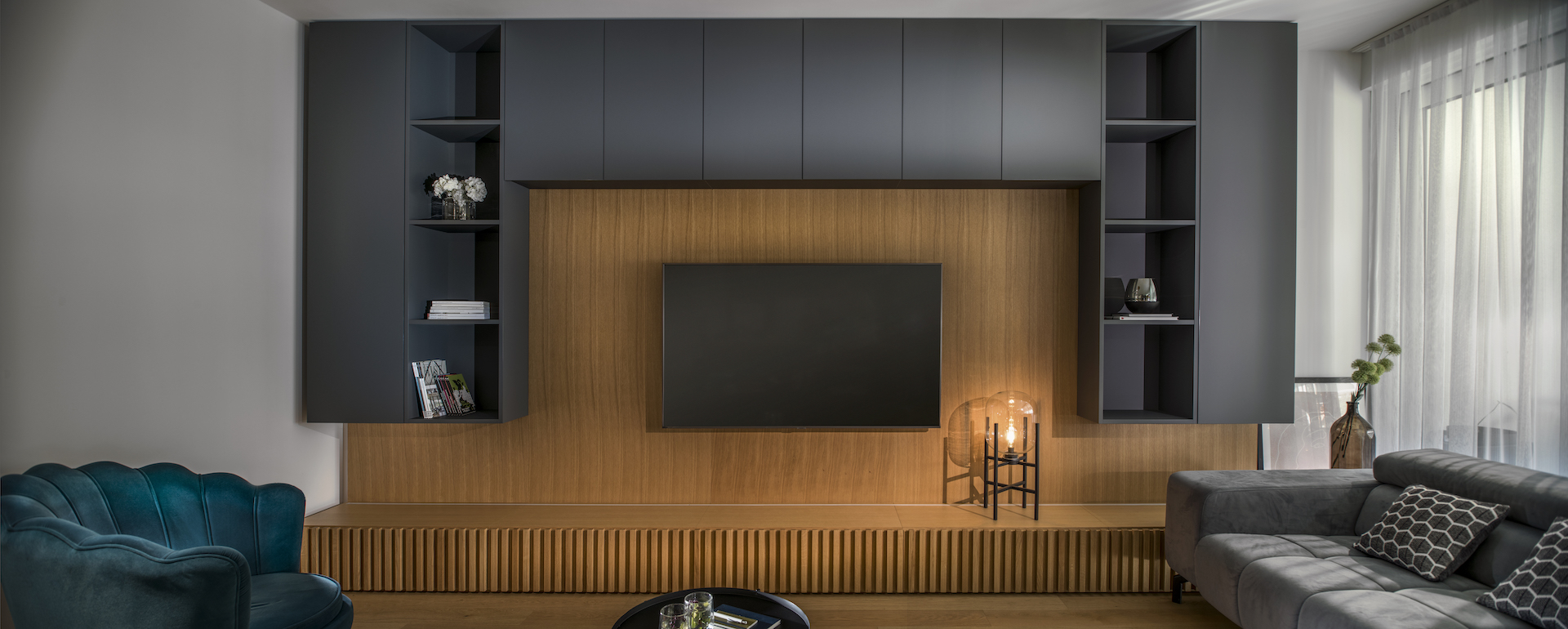 Wohnzimmer mit eleganter TV-Wand
