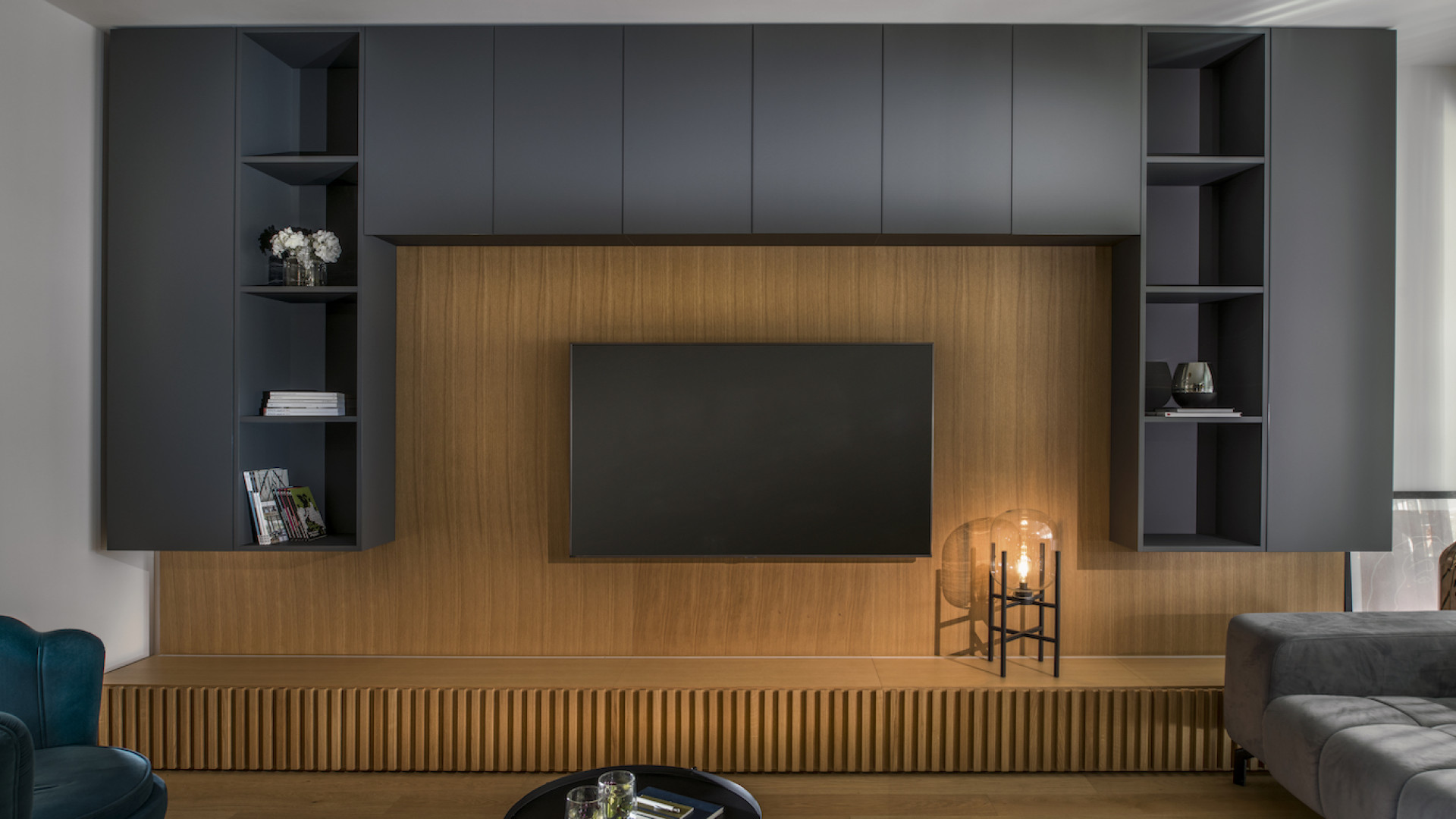 Wohnzimmer mit eleganter TV-Wand