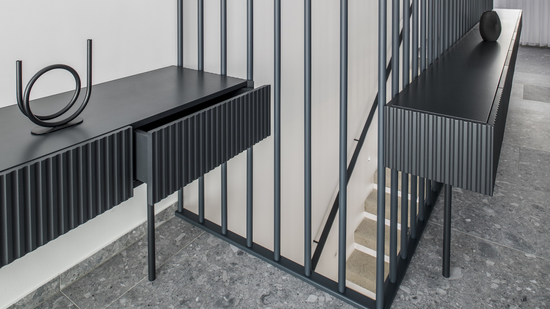 Odlagalne police na hodniku sodobne hiše