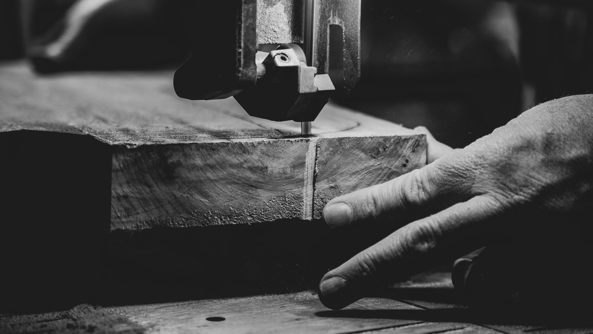 Prikaz obdelave lesa v starejši delavnici